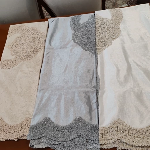 رومیزی چهار نفره غذاخوری مخمل دانتل ترک طرح ورساچه