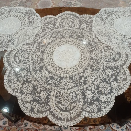 رومیزی گرد دانتل مخمل سه تکه مدل ورساچه طرح ترک