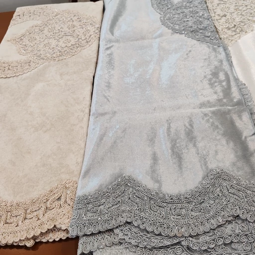 رومیزی چهار نفره غذاخوری مخمل دانتل ترک طرح ورساچه