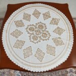 رومیزی گرد مخمل شاین ابریشمی طرح پرواز رومیزی گرد مخمل شاین ابریشمی طرح پرواز