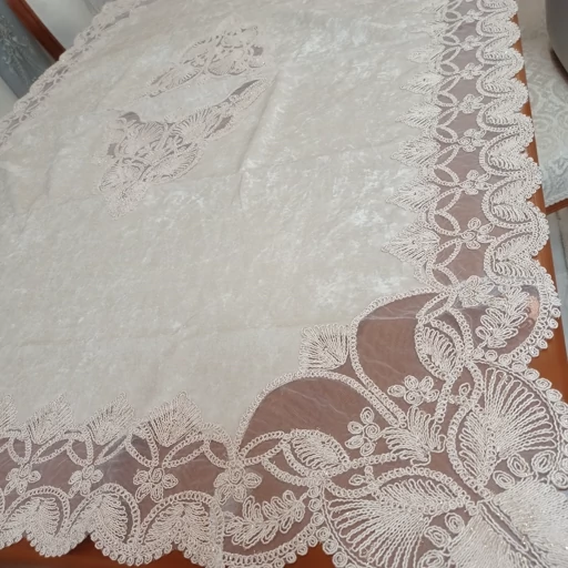 رومیزی غذاخوری 4 نفره مخمل دانتل ترک گندمی