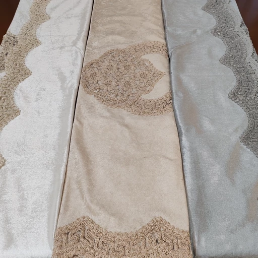 رومیزی چهار نفره غذاخوری مخمل دانتل ترک طرح ورساچه