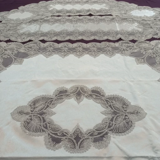 سرویس رومیزی مخمل دانتل ترک طرح گندمی 5 تکه مربع دار