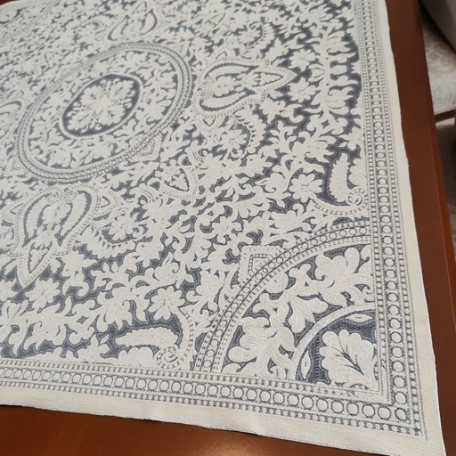 رومیزی مربع مخمل شاین ابریشمی طرح ترنج 92سانت