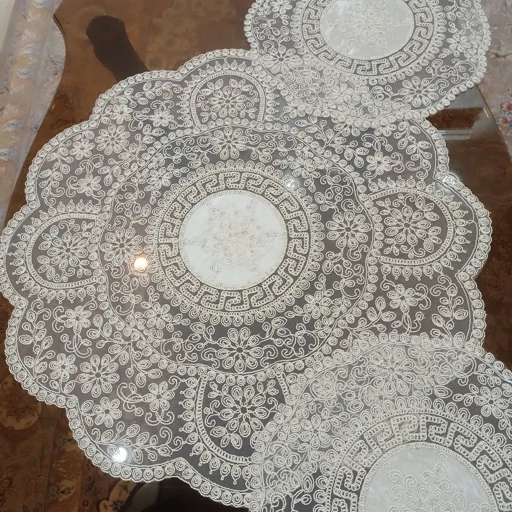 رومیزی گرد دانتل مخمل سه تکه مدل ورساچه طرح ترک