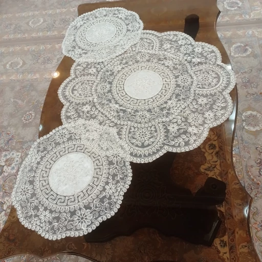 رومیزی گرد دانتل مخمل سه تکه مدل ورساچه طرح ترک
