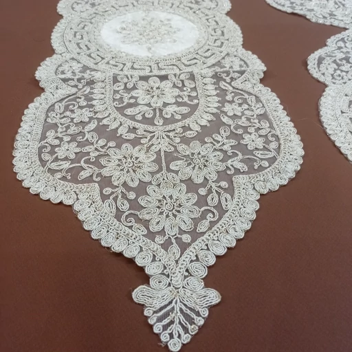 رومیزی بیضی دانتل مخمل سه تکه مدل ورساچه درجه یک