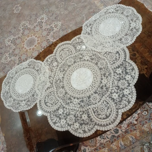 رومیزی گرد دانتل مخمل سه تکه مدل ورساچه طرح ترک