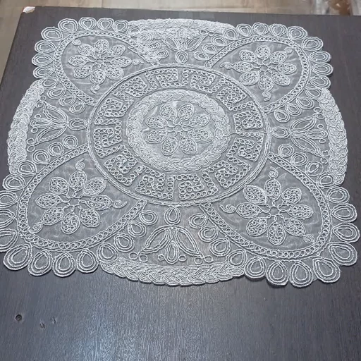 رومیزی عسلی مربع دانتل مخمل 37سانتی