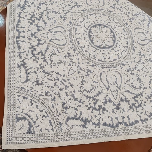 رومیزی مربع مخمل شاین ابریشمی طرح ترنج 92سانت