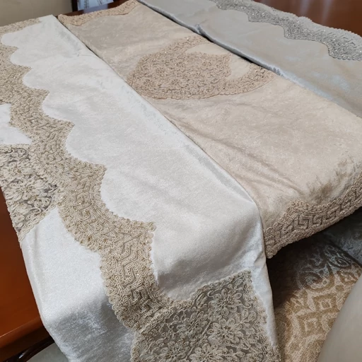 رومیزی چهار نفره غذاخوری مخمل دانتل ترک طرح ورساچه