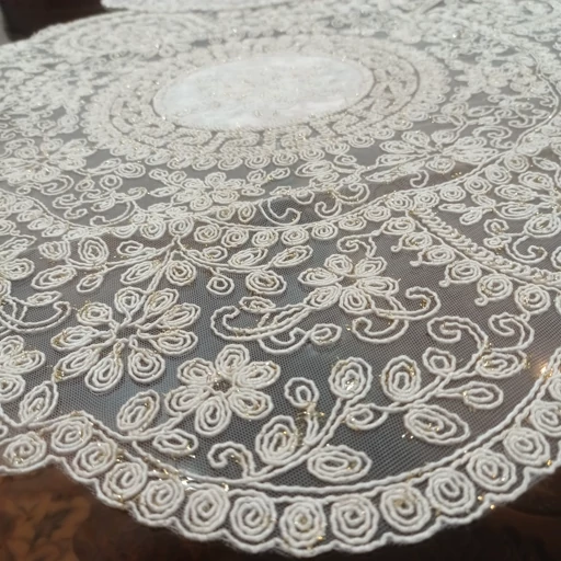 رومیزی گرد دانتل مخمل سه تکه مدل ورساچه طرح ترک