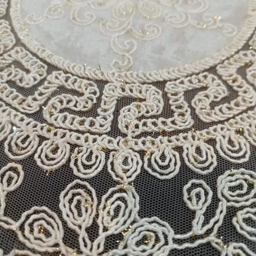 رومیزی گرد دانتل مخمل سه تکه مدل ورساچه طرح ترک