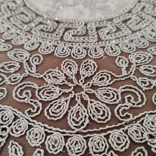 رومیزی گرد دانتل مخمل سه تکه مدل ورساچه طرح ترک