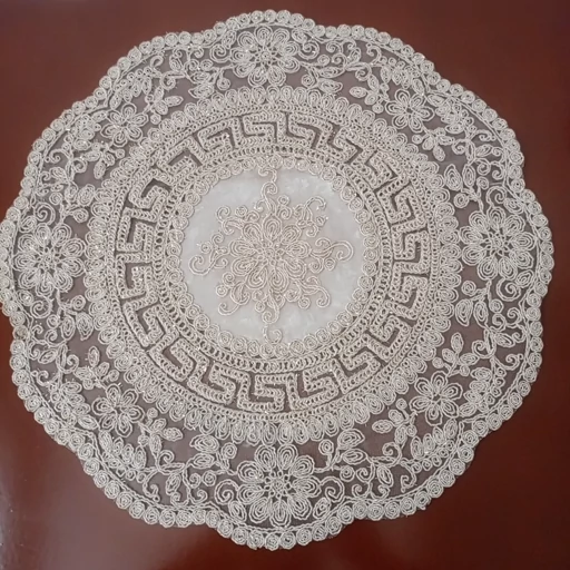 رومیزی گرد دانتل مخمل سه تکه مدل ورساچه طرح ترک