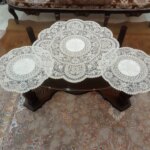 رومیزی گرد دانتل مخمل سه تکه مدل ورساچه طرح ترک