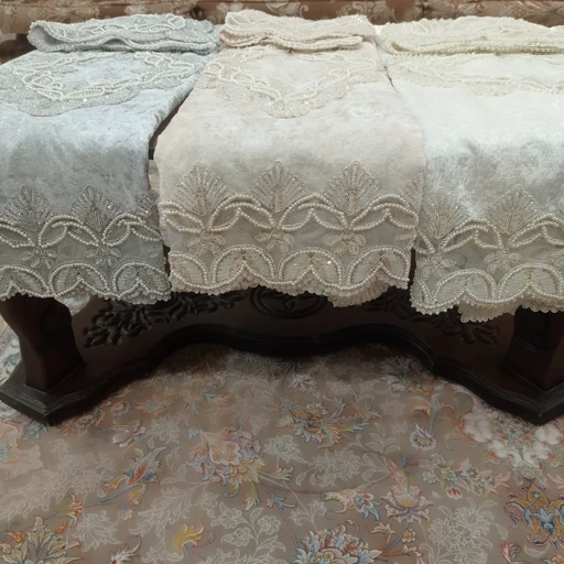 رومیزی مربع کریستال دوزی مخمل دانتل ترک گندمی