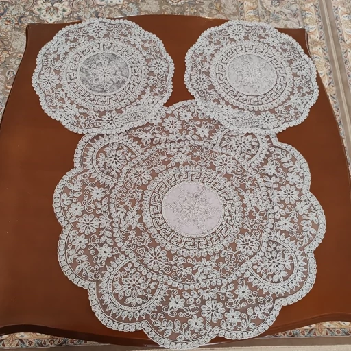 رومیزی گرد دانتل مخمل سه تکه مدل ورساچه طرح ترک