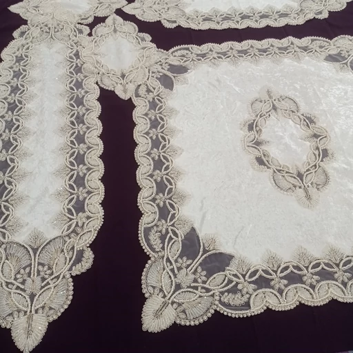 رومیزی مربع کریستال دوزی مخمل دانتل ترک گندمی