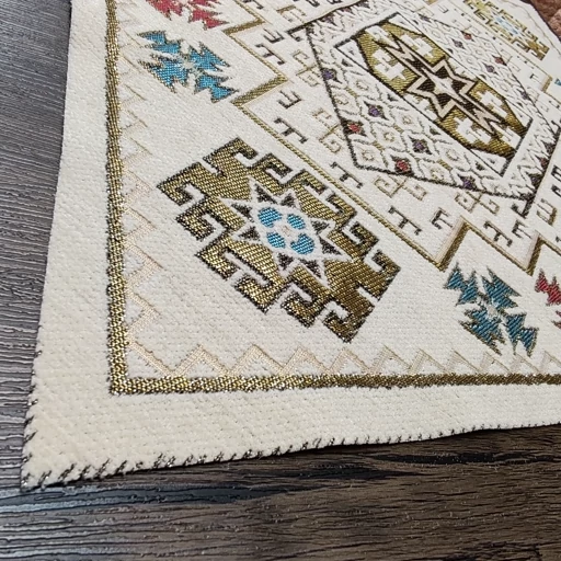 رومیزی عسلی تک مخمل ابریشم طرح عشایر 33*50