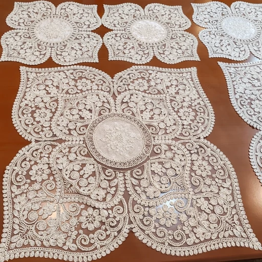 رومیزی مربع دانتل مخمل سه تکه طرح قلب جدید