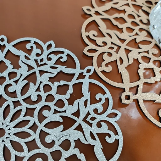 رومیزی توسینی گرد چرم اکلیلی طرح بهار 20 سانت