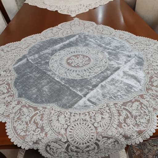 رومیزی مربع مخمل دانتل طرح ترک کیمیا 90 سانت