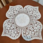 رومیزی عسلی زیربشقابی مربع دانتل مخمل طرح قلب