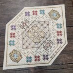 رومیزی عسلی تک مخمل ابریشم طرح عشایر 33*50