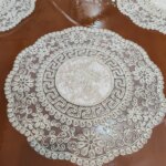 رومیزی عسلی زیربشقابی گرد دانتل طرح ورساچه جدید