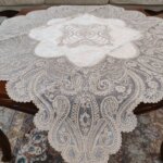 رومیزی مربع بزرگ مخمل دانتل طرح آنتیک 90 سانت