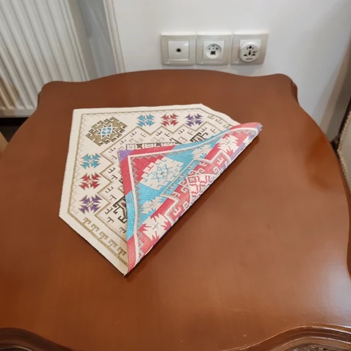 رومیزی عسلی تک مخمل ابریشم طرح عشایر 33*50