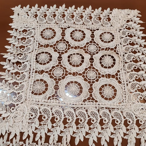 رومیزی عسلی مربع گیپوری سایز 40 سانتی