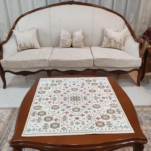 رومیزی روپشتی مربع مخمل ابریشمی شاین دار طرح عشایر 70