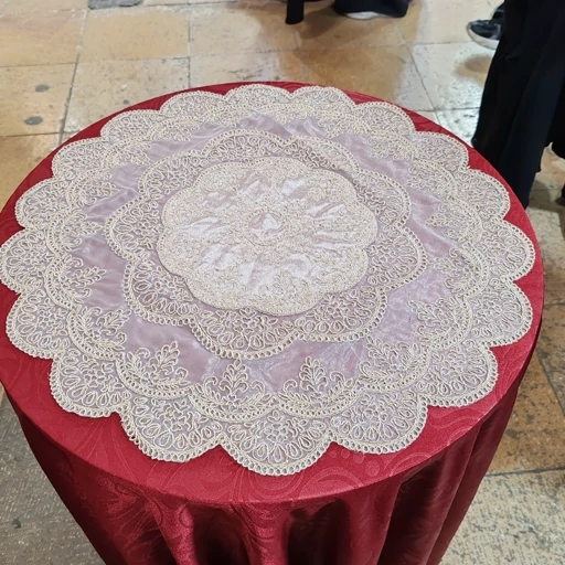 رومیزی گرد تک دانتل مخمل طرح نگین 56 س