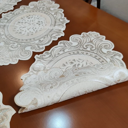 رومیزی چهار تکه مخمل شاین ابریشمی طرح پفکی