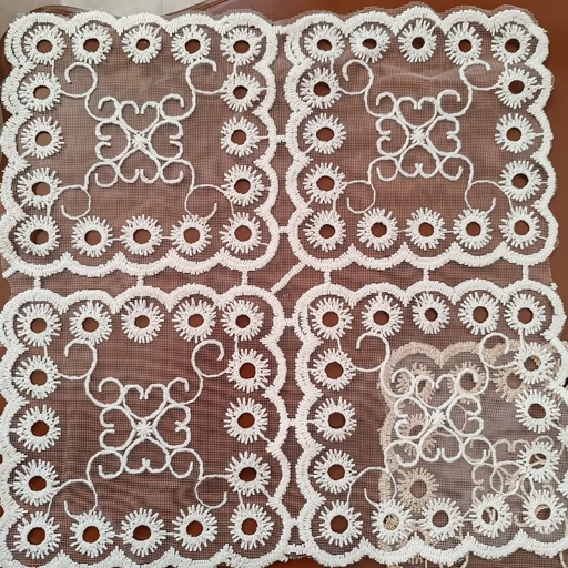 رومیزی مربع کوچک حریر گیپور گل گرد30*30