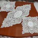 رومیزی جواهر دوزی کریستال و مروارید سه تکه طرح لاله